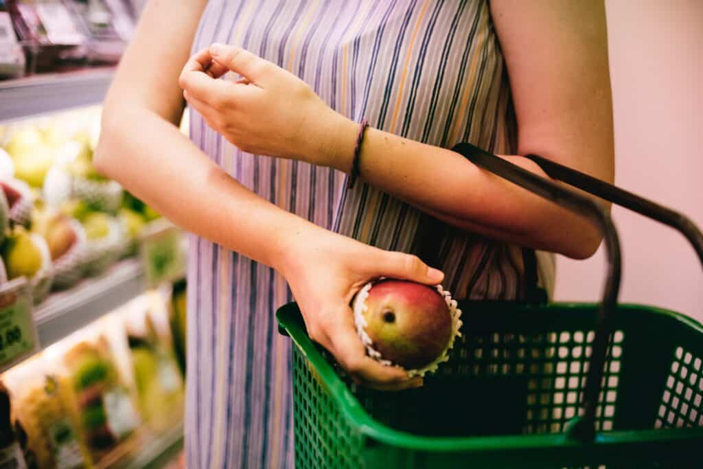 apple-buy-buying-1260305-1024x683