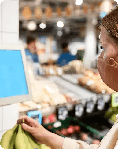 side-view-woman-shopping-with-mask
