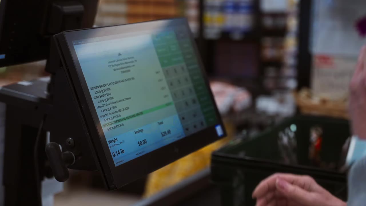 Cashier using the IT Retail touchscreen